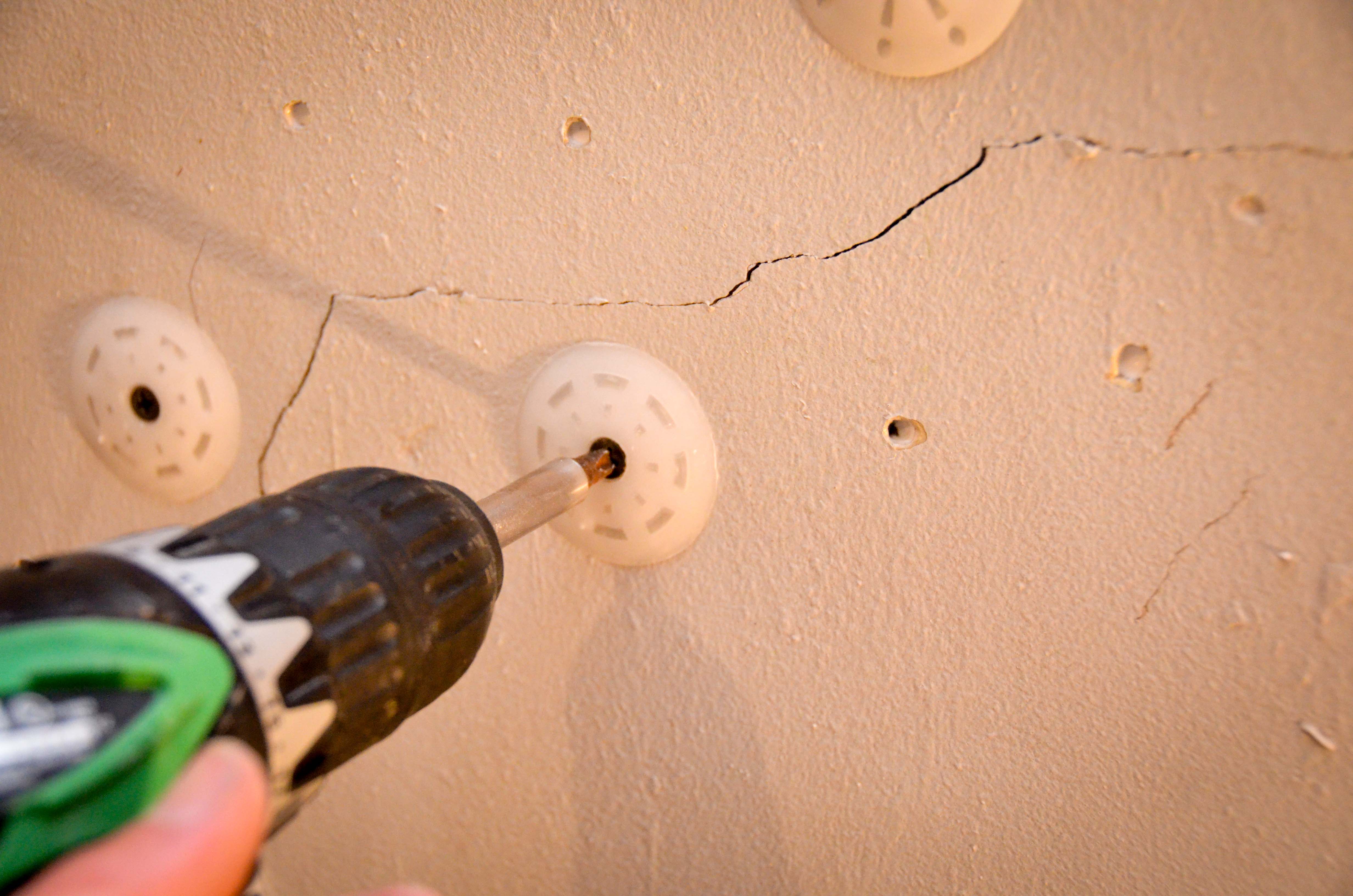 Plaster repair: how to fix cracks, bulges, loose plaster and damp